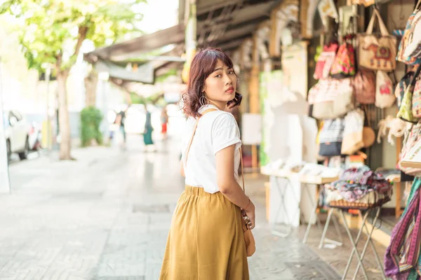 Gelukkig Aziatische vrouw reizen in Thailand — Stockfoto