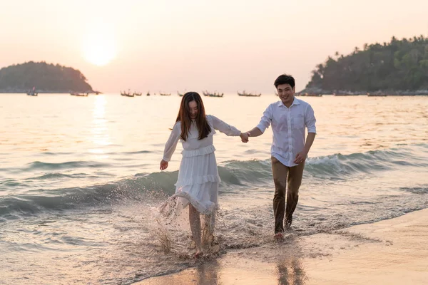 Joyeux couple voyageant en lune de miel sur une plage de sable tropical à su — Photo