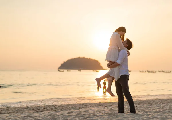 Gelukkige paar huwelijksreis gaan reizen op tropische zandstrand in su — Stockfoto