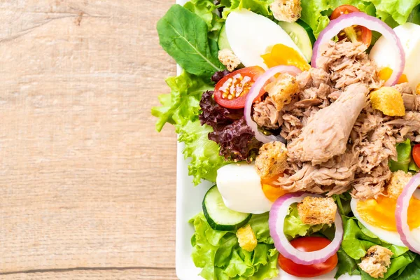 Atum com salada de legumes e ovos — Fotografia de Stock