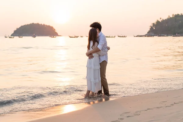 Joyeux couple voyageant en lune de miel sur une plage de sable tropical à su — Photo