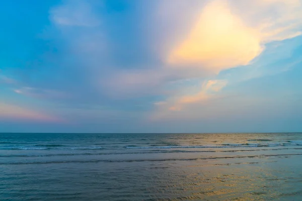 Hermoso cielo crepuscular con playa de mar — Foto de Stock