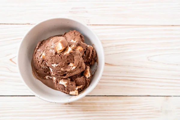 Helado de chocolate con malvaviscos — Foto de Stock