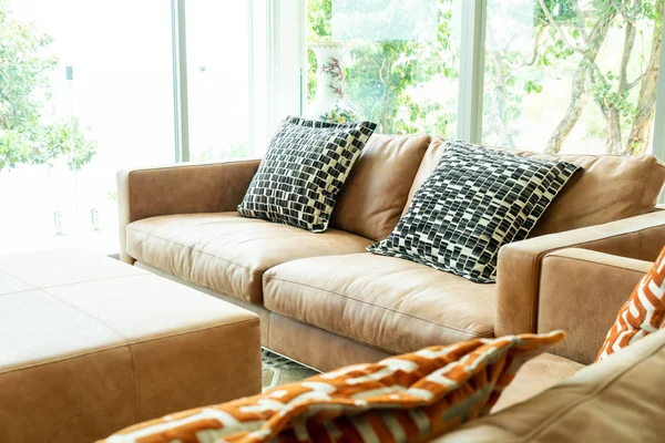 Красивая и удобная подушка на диване — стоковое фото