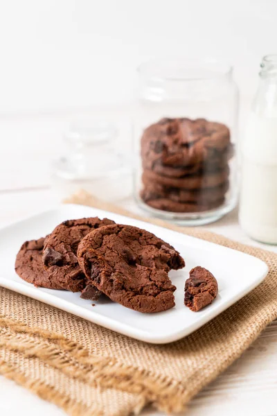 Schokoladenkekse mit Schokoladenchips — Stockfoto