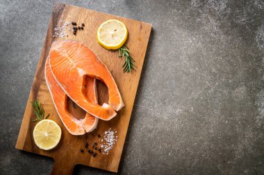 taze çiğ somon fileto biftek