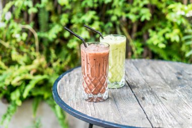 buzlu çikolata ve matcha yeşil çay bardağı masanın üzerine