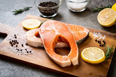 taze çiğ somon fileto biftek