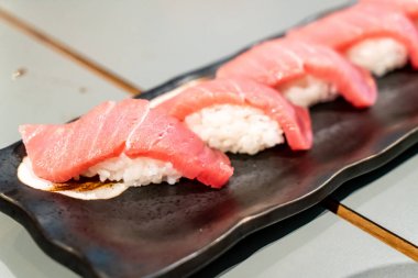 Tuna suşi veya Otoro suşi 
