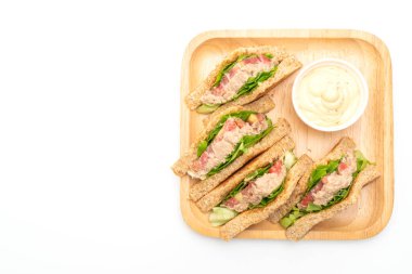 Beyaz arka planda ev yapımı tuna sandviç