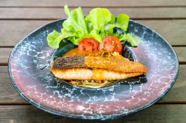 Kızarmış som balığı spagetti 