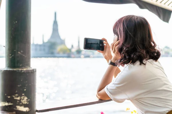 Asian woman traveler taking a photo in cafe — Stock Photo, Image