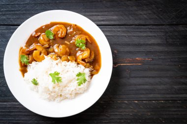 Pirinç Köri soslu karides