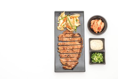 sebze ile dilimlenmiş domuz biftek ızgara 