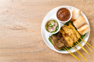 Fıstık sosu ve turşu ile domuz Satay cucumbe olan