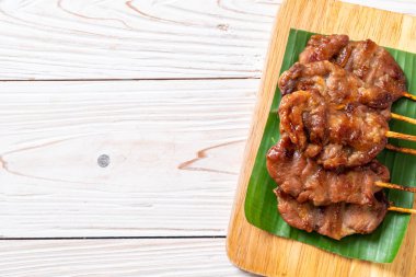 saptırılmış süt domuz beyaz yapışkan pirinç ile ızgara