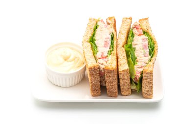 Beyaz arka planda ev yapımı tuna sandviç