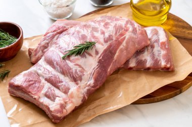 Taze çiğ domuz kaburgası. 