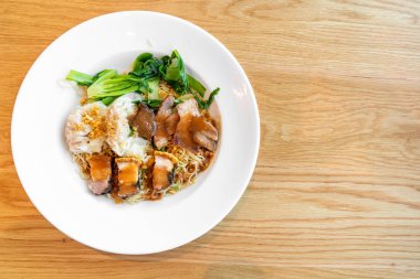 kırmızı kavrulmuş domuz eti, gevrek göbek domuz eti ve wonton ile yumurta şehriye