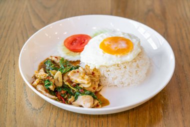 Fesleğen kızarmış tavuk ve pilav ile kızarmış yumurta