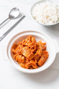 kimchi ile tavada kızartılmış domuz eti