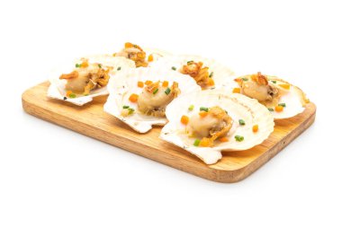 Kızarmış deniz tarağı, tereyağı ve sarımsak.