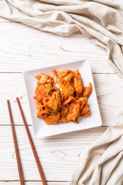 kimchi ile tavada kızartılmış domuz eti