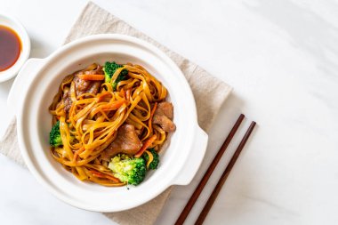 domuz ve sebze ile kızarmış erişte