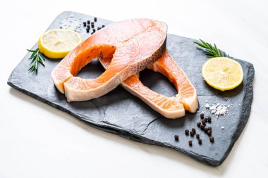 taze çiğ somon fileto biftek