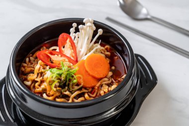 siyah kase Kore anlık erişte