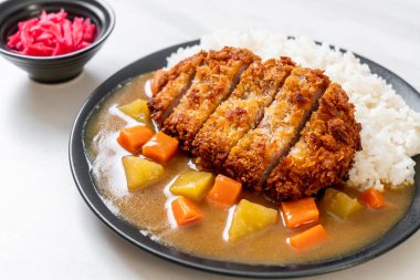 Çıtır çıtır kızarmış domuz pirzola köri ve pilav ile 