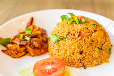 Karides ile Tom Yum Kızarmış Pilav