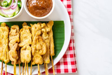 Domuz Satay-ızgara domuz fıstığı sosu veya tatlı ile servis ve 