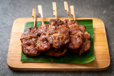 saptırılmış süt domuz beyaz yapışkan pirinç ile ızgara