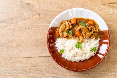 Japon köri pirinç dilimlenmiş domuz eti, havuç ve soğan ile