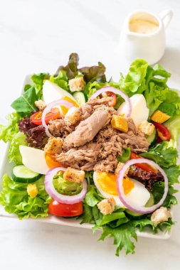 Sebze salatası ve yumurta ile tuna