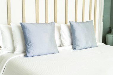 Yatak odasının iç tarafında yastık ve yatak dekorasyonu.