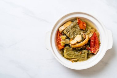 Acı kabak ve domuz eti ile korunmuş hardal yeşil çorba 