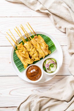 Domuz Satay-ızgara domuz fıstığı sosu veya tatlı ile servis ve 