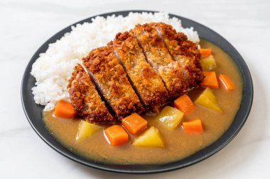 Çıtır çıtır kızarmış domuz pirzola köri ve pilav ile 