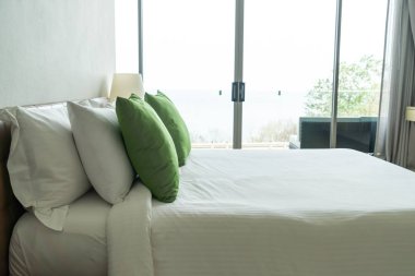 Yatak odasının iç tarafında yastık ve yatak dekorasyonu.