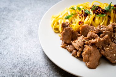 domuz eti ile Asya tavada kızartılmış erişte