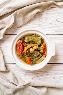 Acı kabak ve domuz eti ile korunmuş hardal yeşil çorba 