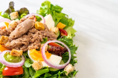 Sebze salatası ve yumurta ile tuna