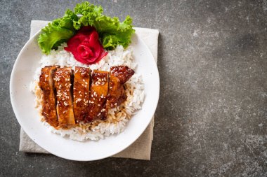 tepesinde pirinç teriyaki soslu ızgara tavuk