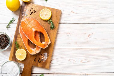 taze çiğ somon fileto biftek