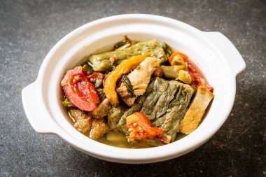 Acı kabak ve domuz eti ile korunmuş hardal yeşil çorba 