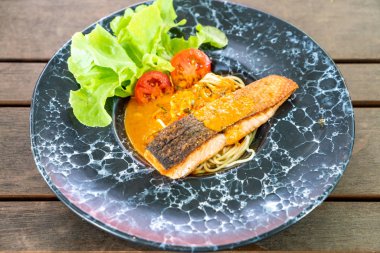 Kızarmış som balığı spagetti 