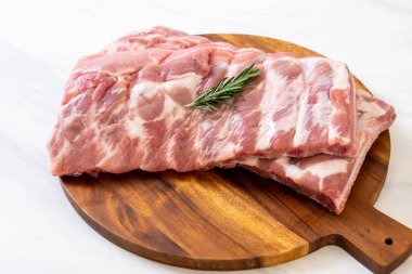 Taze çiğ domuz kaburgası. 