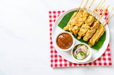 Domuz Satay-ızgara domuz fıstığı sosu veya tatlı ile servis ve 